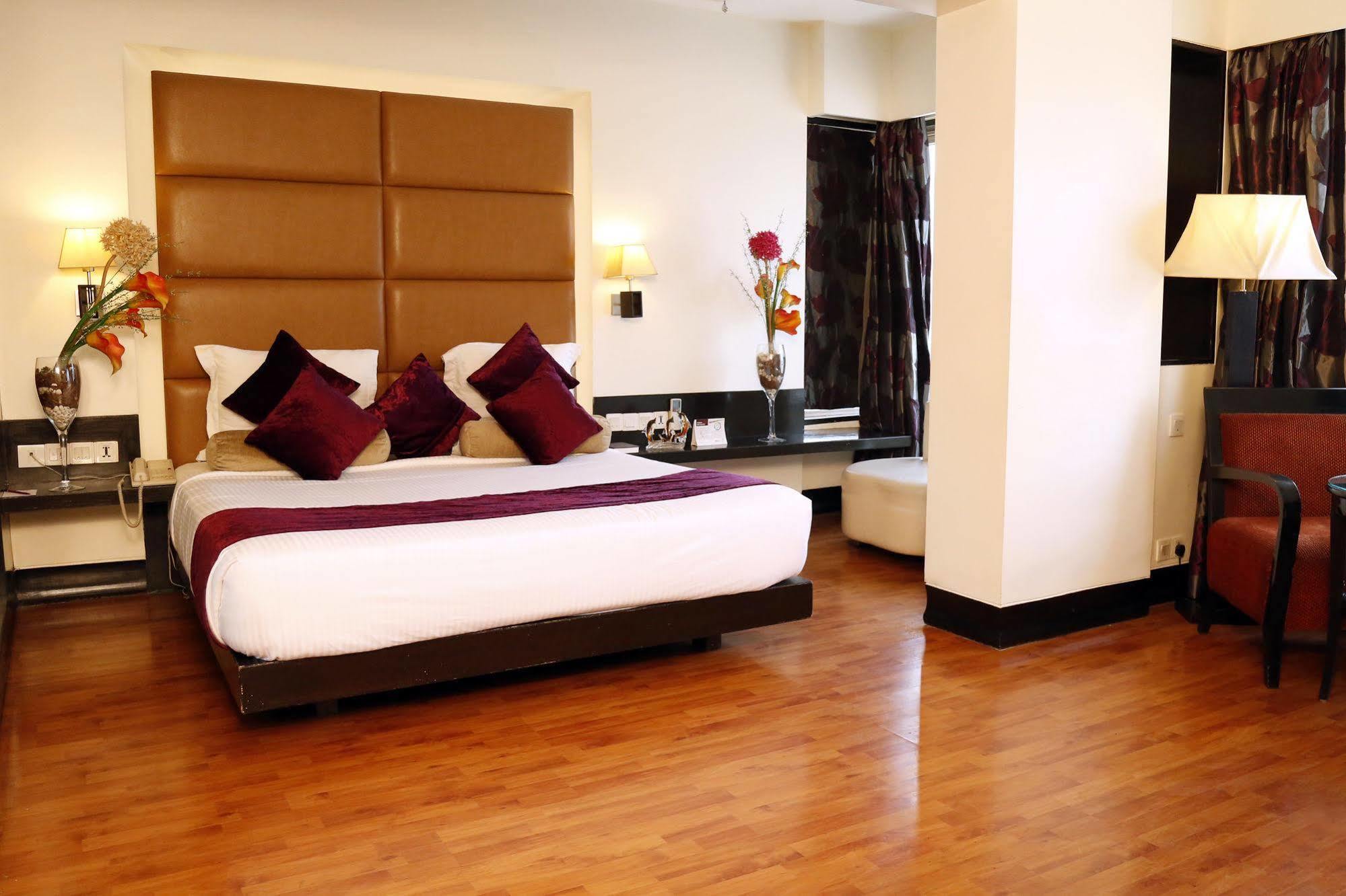 Hotel Yogi Midtown Мумбаи Экстерьер фото