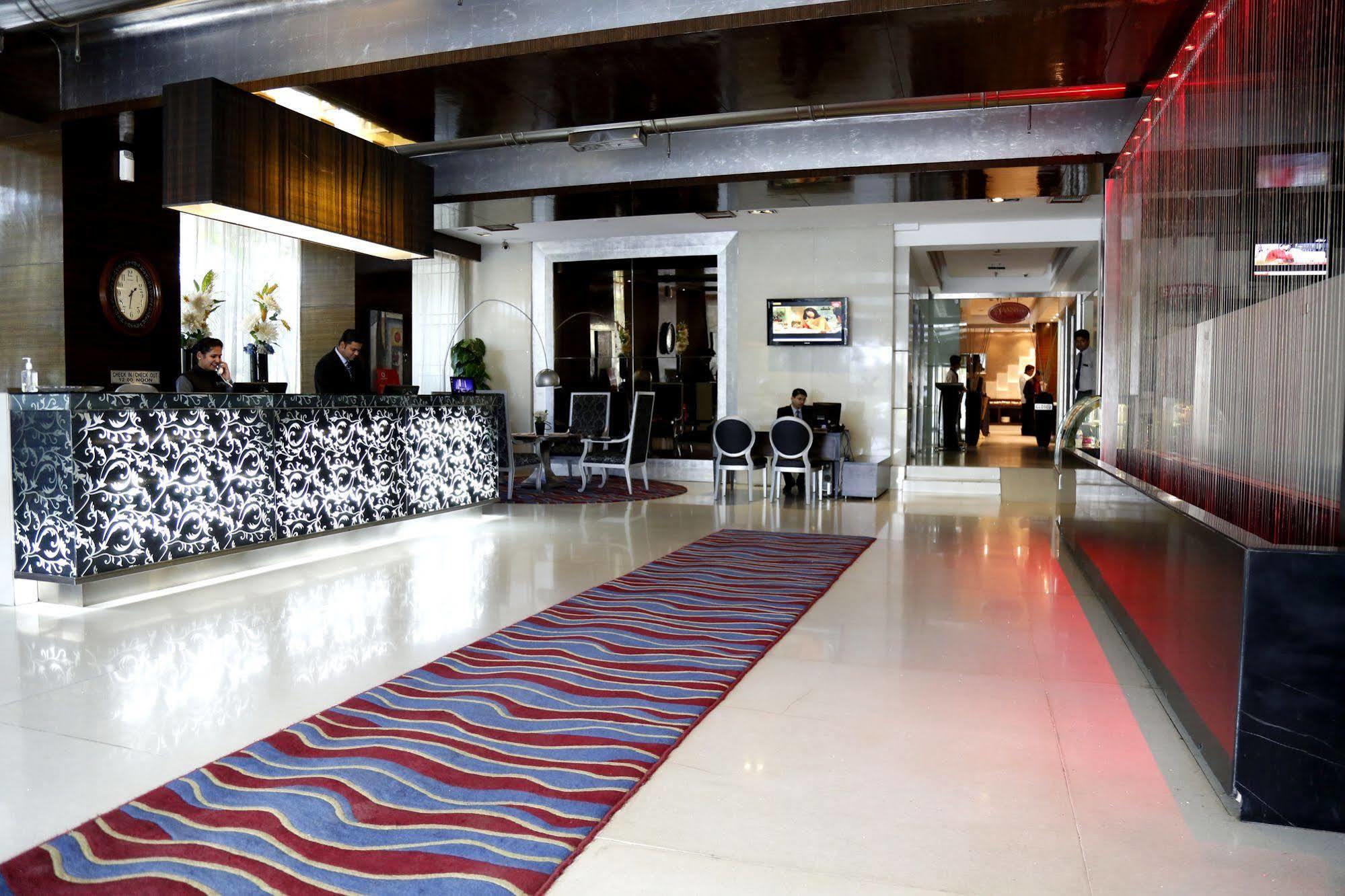 Hotel Yogi Midtown Мумбаи Экстерьер фото